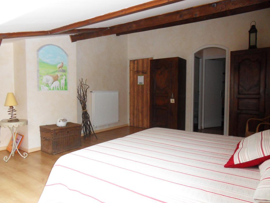 L'Estapade Des Tourelons Bed and Breakfast Saint-Jean-en-Royans Kamer foto