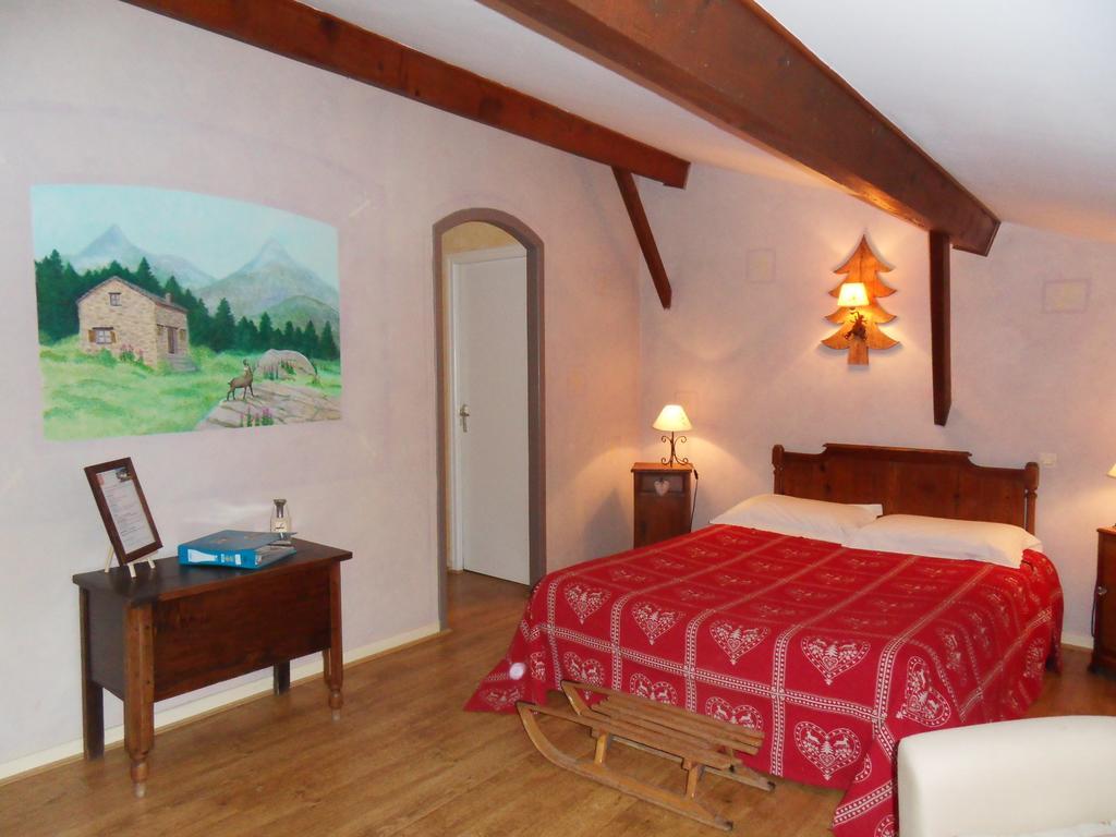 L'Estapade Des Tourelons Bed and Breakfast Saint-Jean-en-Royans Kamer foto