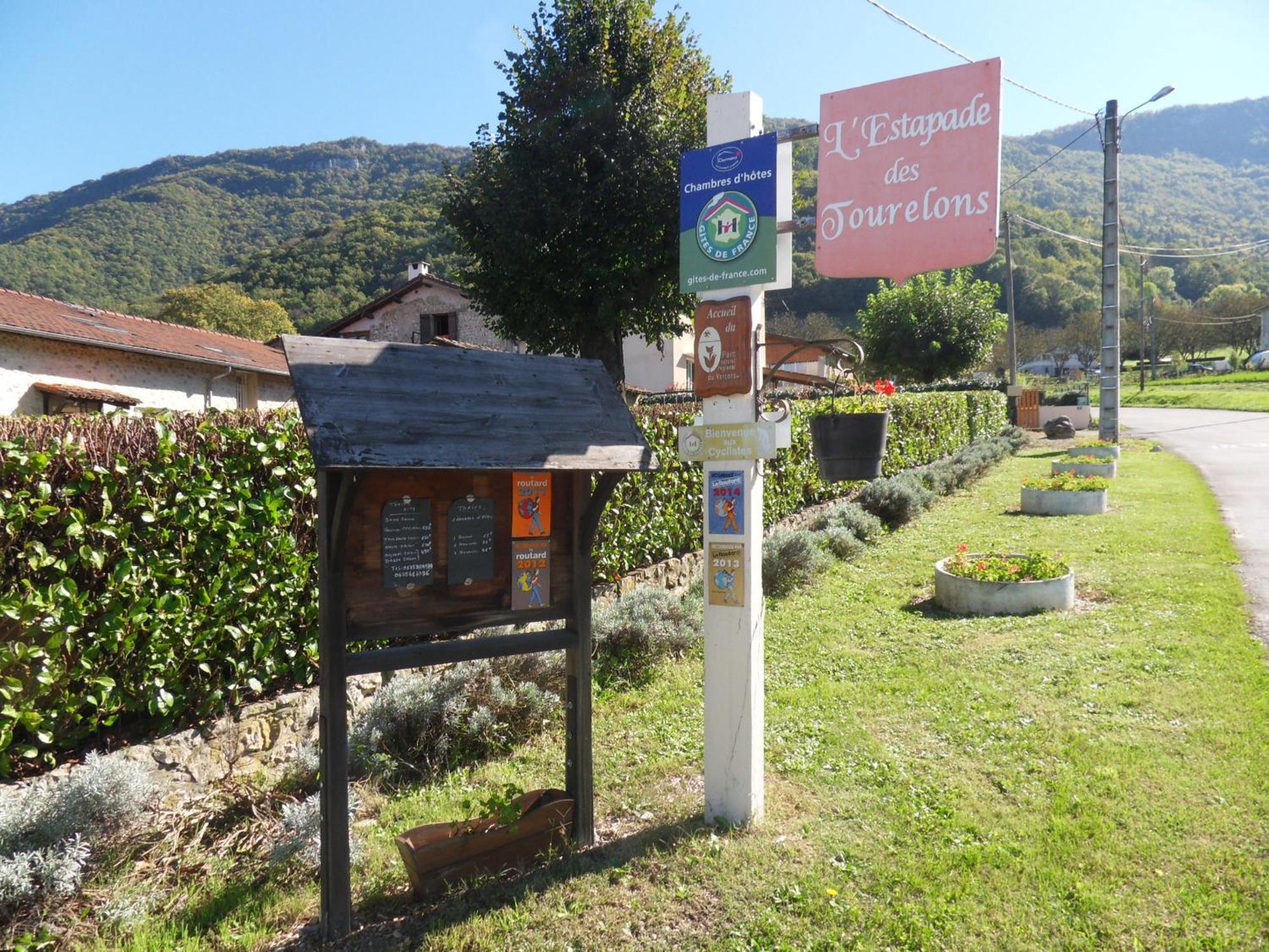 L'Estapade Des Tourelons Bed and Breakfast Saint-Jean-en-Royans Buitenkant foto